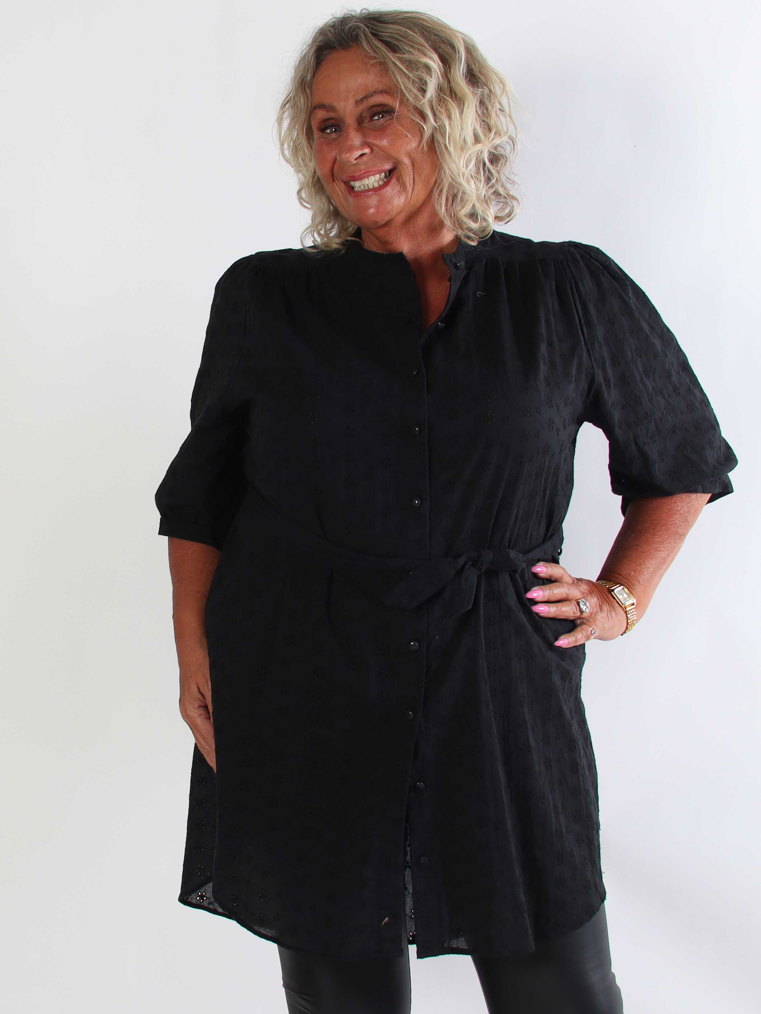 Soffie - Plus size tunikakjole i viskose med smukke broderie anglaise-detaljer